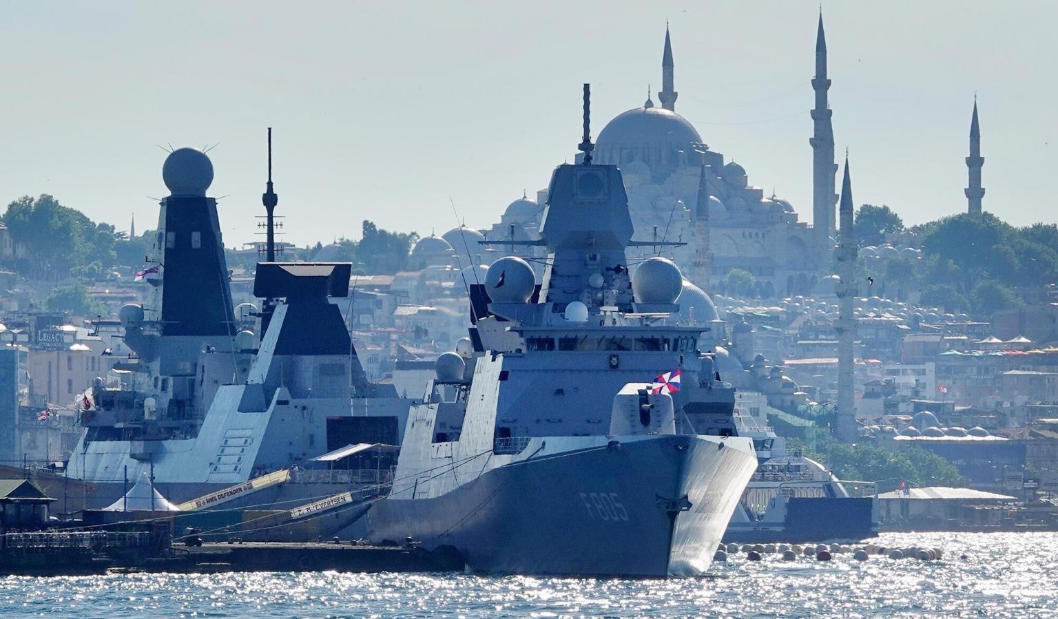 HMS-Defender-HNLMS-Evertsen-Istanbul-153