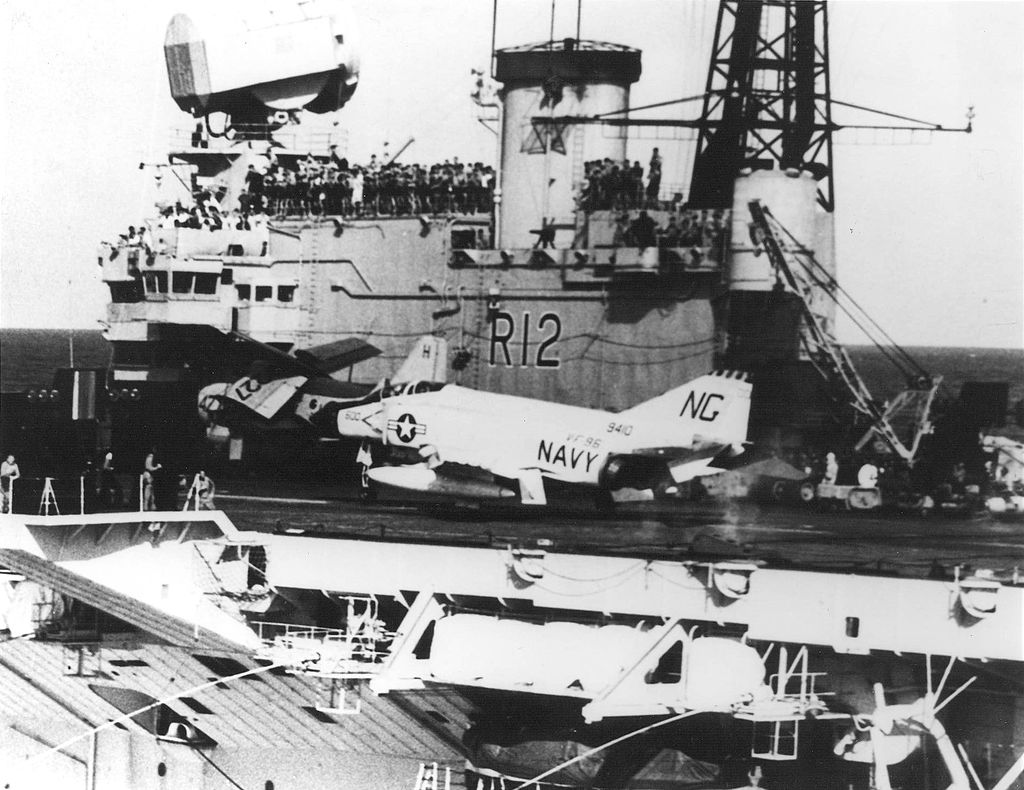 1024px-F-4B_of_VF-96_aboard_HMS_Hermes_(R12)_in_1963[1].jpg